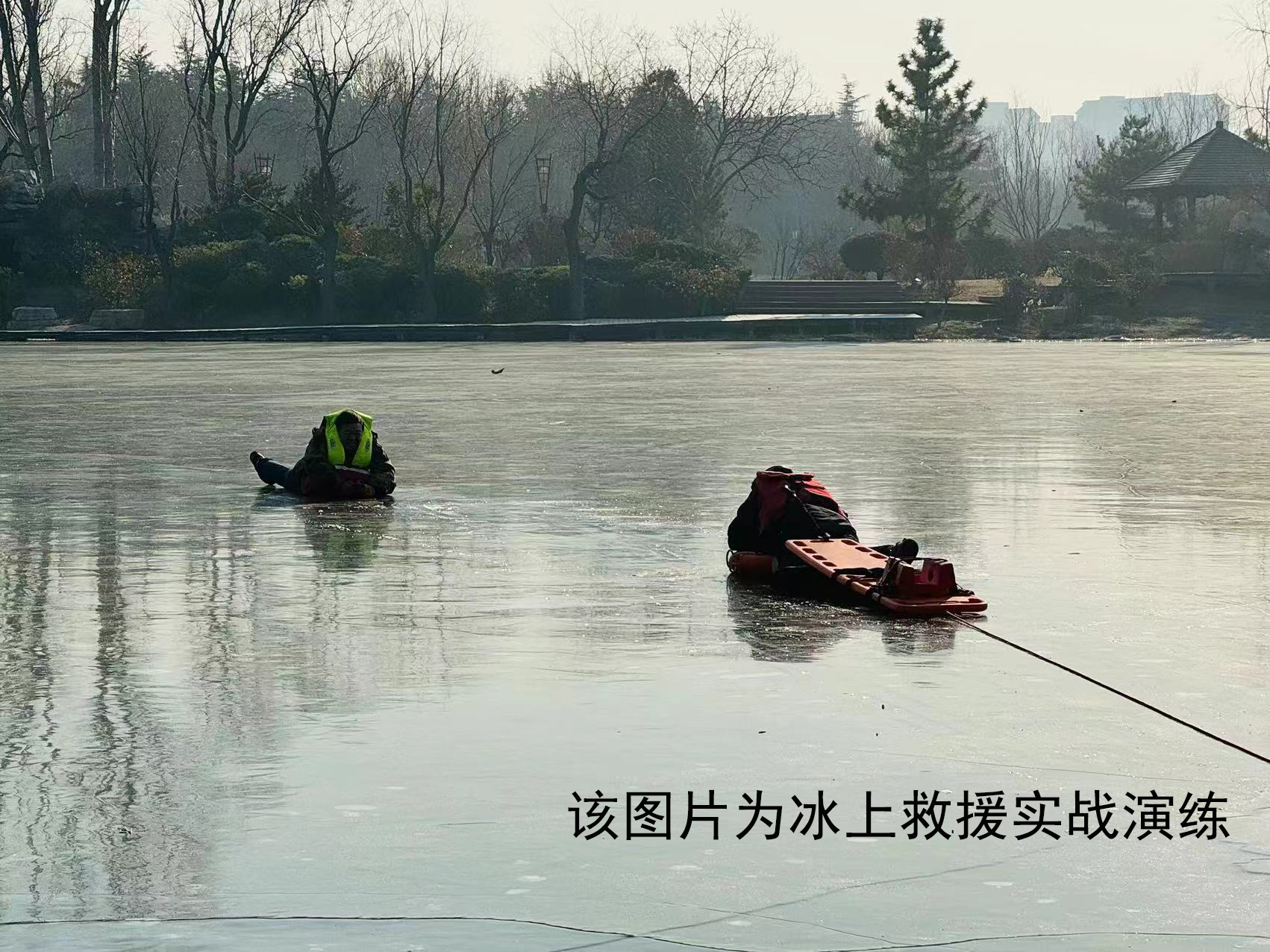 市文旅集团开展冰上救援实战演练 保障冬季景区活动安全